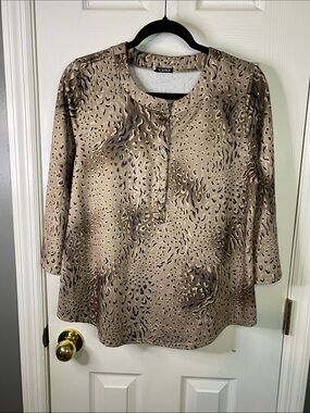 StoryBuk Taupe and Black Animal-Print Button Henley Top Size Medium.